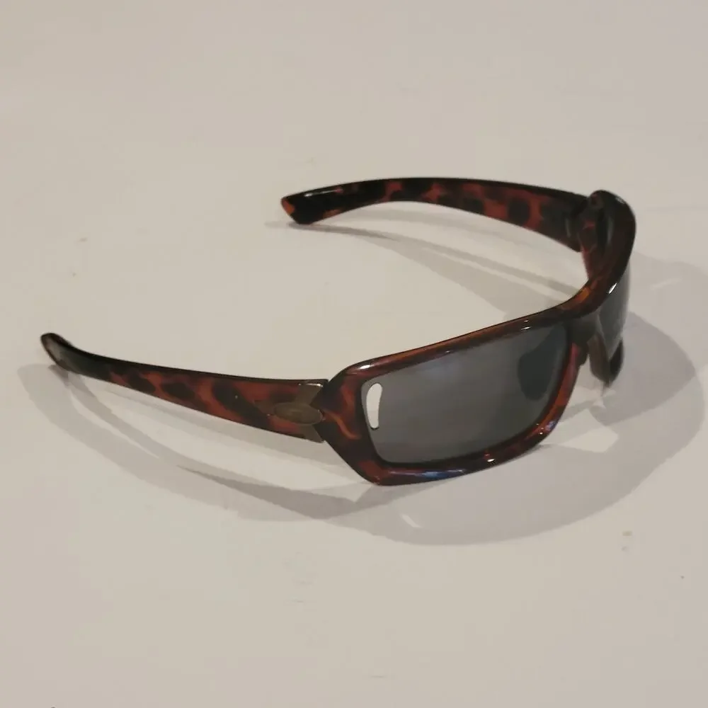 Tifosi Mast SL wrap around tortoise frame sunglasses. Unisex.